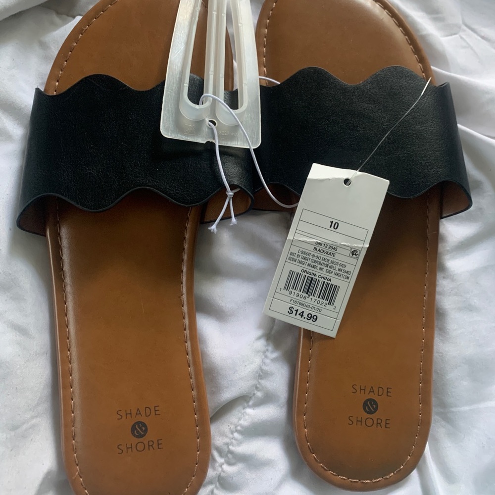 Shade & Shore black flip flops size 10